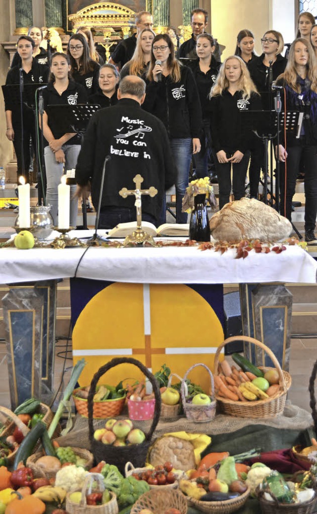 Der Jugendchor Rckenwind gestaltete den Erntedankgottesdienst mit.   | Foto: Hirschberger