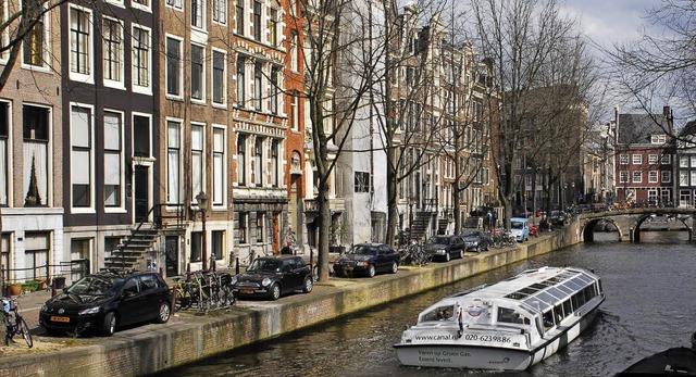 Amsterdam (Bild)  ist die Heimat des Protagonisten aus Mano Bouzamours Roman.   | Foto: dpa