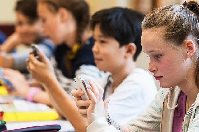 Smartphones gehören bei Schülern im Breisgau zum Alltag