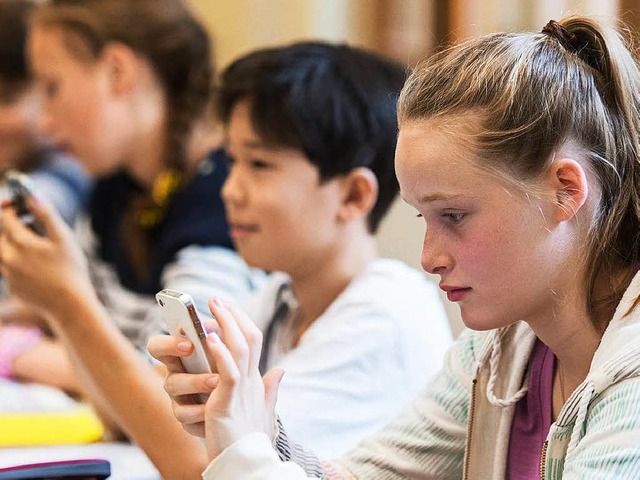 An Schulen werden  Smartphones nur selten  eingesetzt.  | Foto: dpa