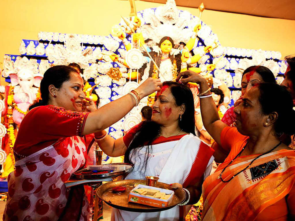 In ganz Indien feiern die Menschen Durga Puja. Sie zelebrieren mit verschiedenen Ritualen die Gttin Durga und den Sieg des Guten ber das Bse.