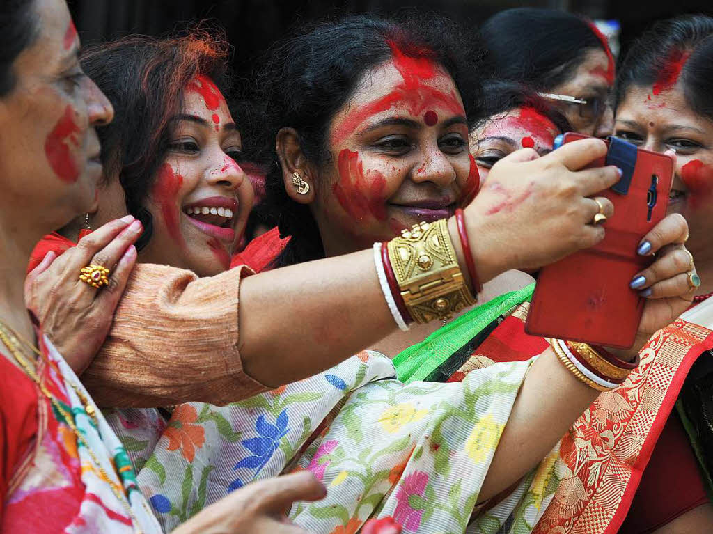 In ganz Indien feiern die Menschen Durga Puja. Sie zelebrieren mit verschiedenen Ritualen die Gttin Durga und den Sieg des Guten ber das Bse.