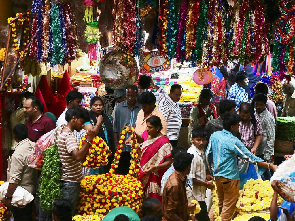 In ganz Indien feiern die Menschen Durga Puja. Sie zelebrieren mit verschiedenen Ritualen die Gttin Durga und den Sieg des Guten ber das Bse.