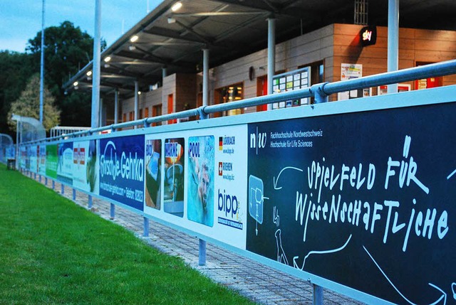 Bandenwerbung, wie hier im Grttstadio...e Einnahmequelle fr die Sportvereine.  | Foto: Thomas Loisl Mink