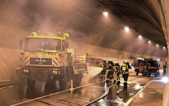 Grobung im Dgginger Tunnel: Die Feu...n einen brennenden Lastwagen lschen.   | Foto: Markus Horn