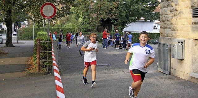 Unermdlich drehten Schler und Schle...er Sponsorenlauf erbrachte 1080 Euro.   | Foto: Privat