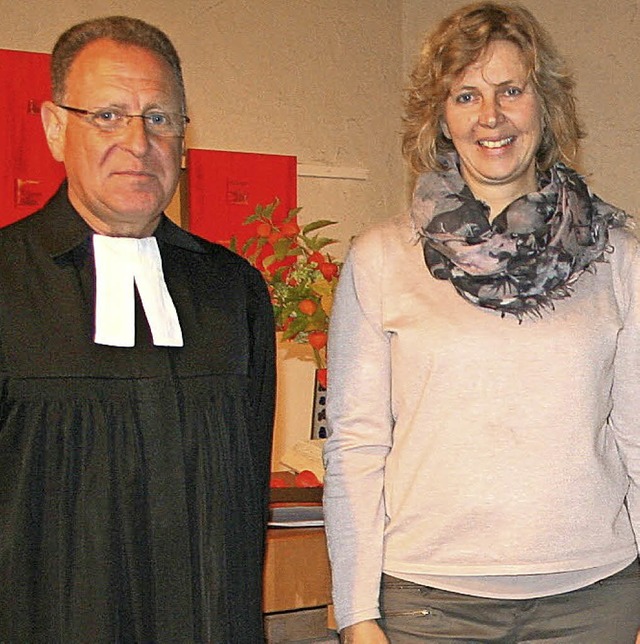 Kirchengemeinderatsvorsitzende Tanja N...t Pfarrer Uli Henze der Gemeinde vor.   | Foto: Gerd Sutter