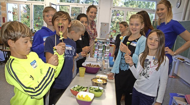 Viel Spa hatten die Kinder beim Zubereiten von bunten Obst-und Gemsespieen.   | Foto: Petra Wunderle