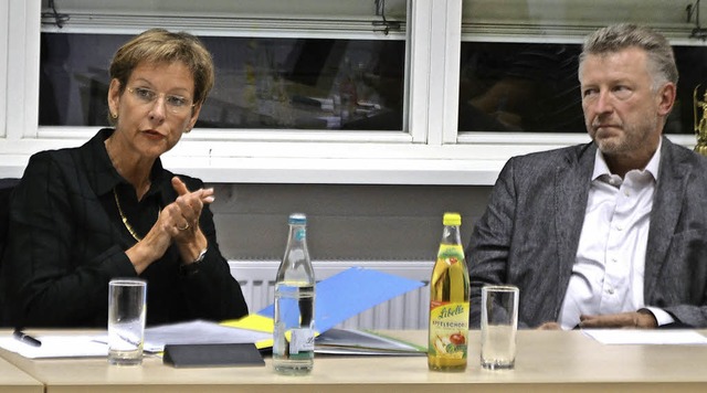 Marion Dammann und Gerd Schnbett im Gesprch am Montag im Rathaus   | Foto: sat