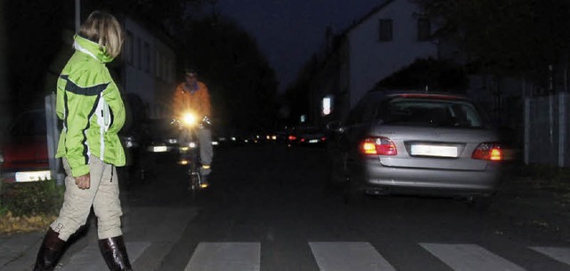 Bei Dunkelheit knnen Fugnger von Autofahrern oft erst spt gesehen werden.    | Foto: Dpa