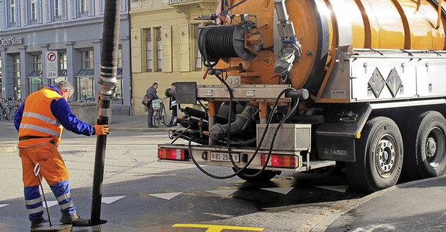 Ein Arbeiter saugt mithilfe eines Rein...en Kanalisationsschacht in Basel aus.   | Foto: Tiefbauamt Basel