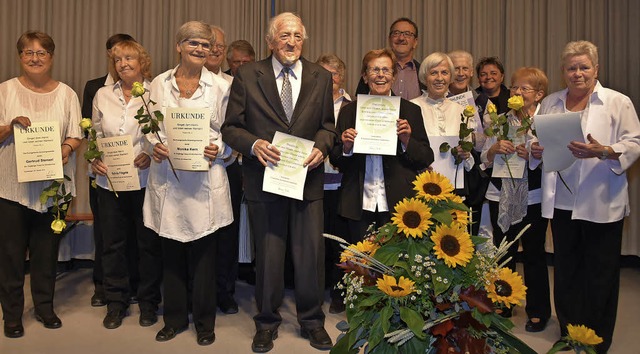 Der Kirchenchor zeichnete langjhrige Mitglieder aus  | Foto: A. Steinhart