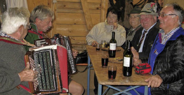 Lustig und gemtlich ging&#8217;s beim...en in der Garage der Pistenwalzen zu.   | Foto: Ulrike Spiegelhalter