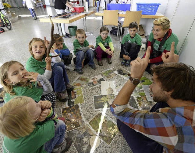 Auf Spurensuche gehen die Kinder an einer Station des Museums Natur und Mensch.   | Foto: Ingo Schneider