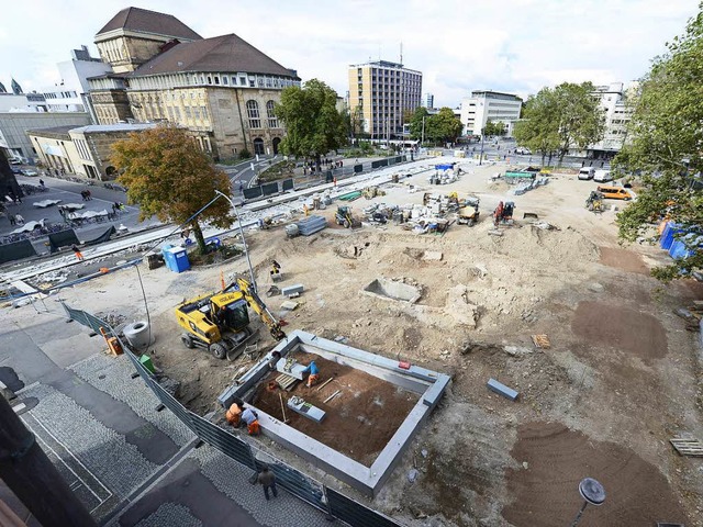 Die Bauarbeiter auf dem Platz der alte...roe Wasserbecken geplant ist, ruht.    | Foto: Ingo Schneider