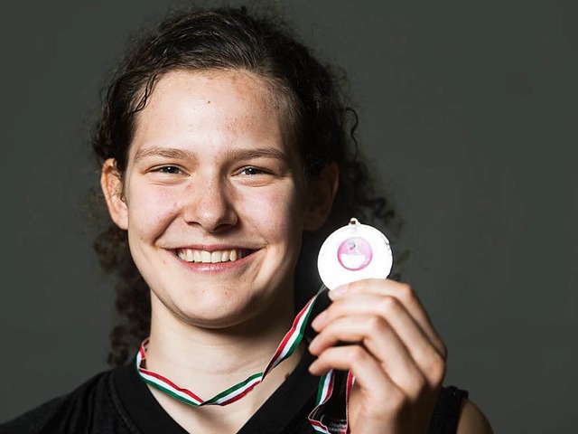 Vize-Europameisterin der U16: Emily Kapitza prsentiert ihre Medaille.  | Foto: Patrick Seeger