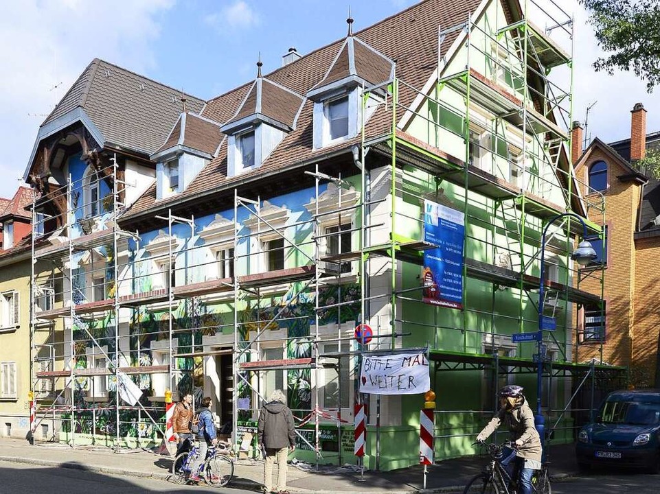 Das Haus an der Ecke Konrad- und Kirch...nen Tagen zu einem Pubklikumsmagneten.  | Foto: Ingo Schneider