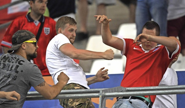 Russische Hooligans attackieren einen ...bei der Fuball-Europameisterschaft.    | Foto: AFP