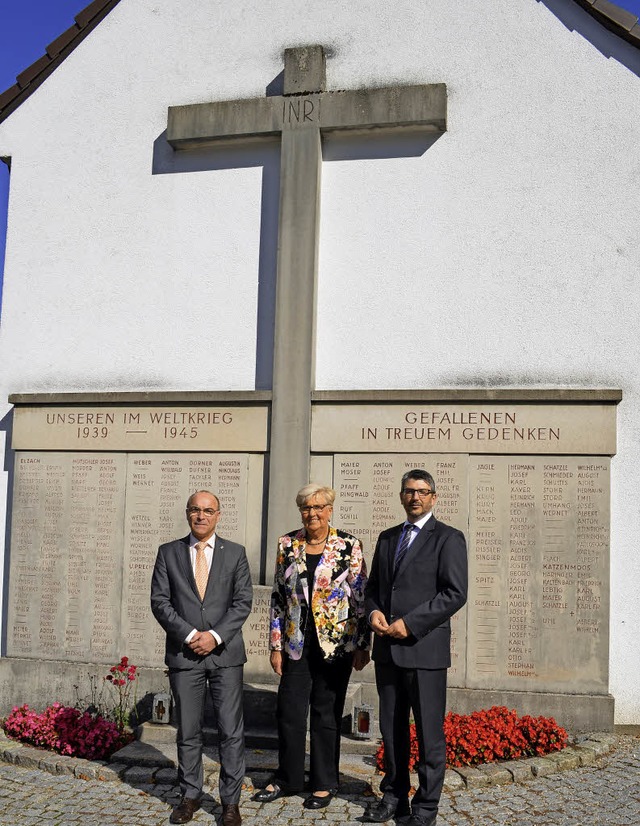 Brgermeister Roland Tibi, Monika Greu...m Ehrenmal bei  der Friedhofskapelle.   | Foto: Bayer