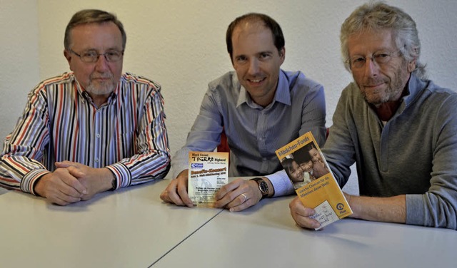 Sieghart Martin und  Daniel Urban von ...n-Aktionsgruppe Freiburg (von links).   | Foto: Gerhard Walser