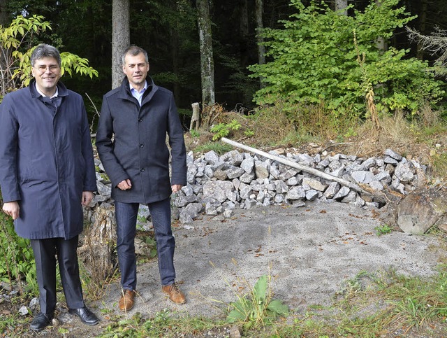 Landrat Kistler und Brgermeister Mauch vor dem Eidechsenhotel.  | Foto: Juliane Khnemund