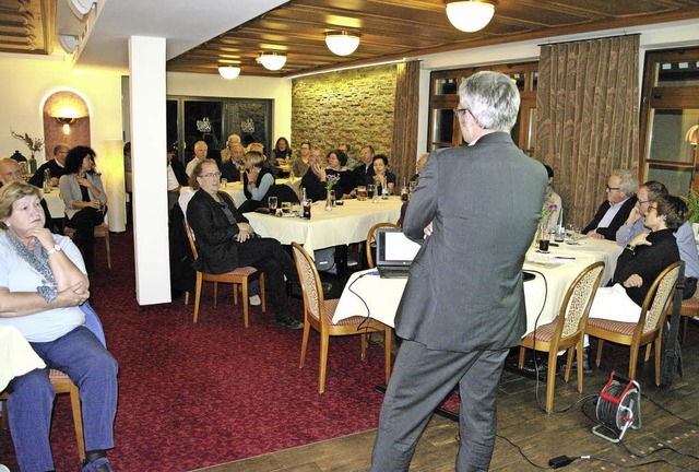 Brgermeister Martin Lffler bei seine...en etwa 50 Zuhrerinnen und Zuhrern.   | Foto: Martin Pfefferle