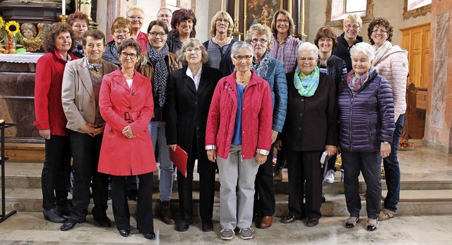 Der Frauenchor Lausheim wurde vor 25 J... Reihe) zusammen mit Chormitgliedern.   | Foto: Gertrud Rittner