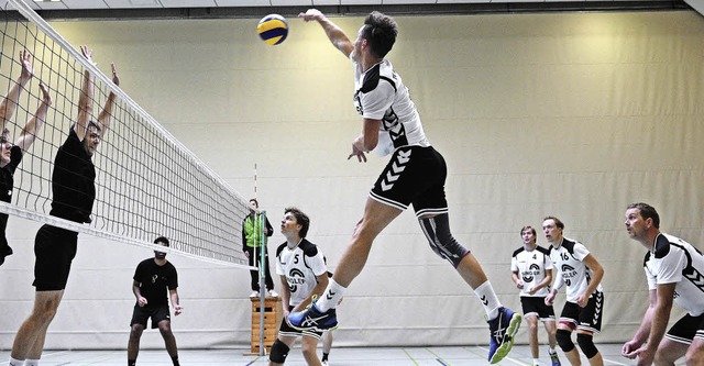 <BZ-FotoAnlauf>Volleyball:</BZ-FotoAnl...ppenheimer Jonathan Thiem schmettert.   | Foto:  Pressebro Schaller
