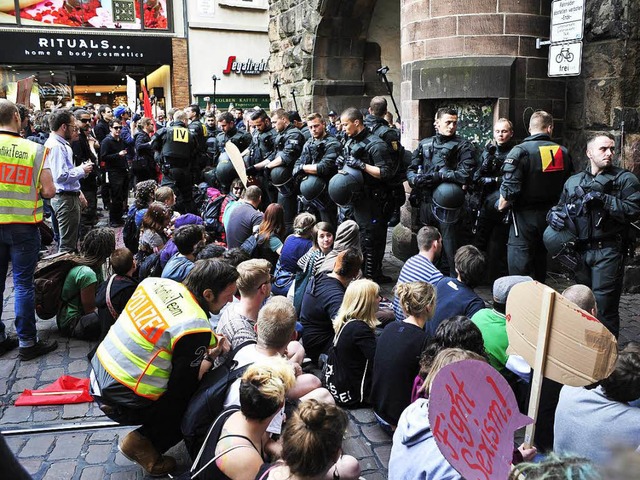 Sitzblockade gegen den Aufzug der Pius... Polizei redete erst und rumte dann.   | Foto: Archiv: Kunz