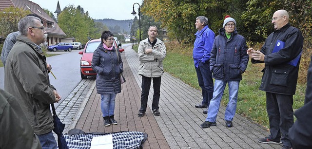 Die Ausschussmitglieder  mit dem Bauherrn (rechts)  in Titisee.   | Foto: Tanja Bury