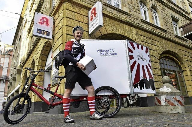 Fahrradlieferdienst Velokurier beliefert Supermarktkunden mit Schwerlasttransporter