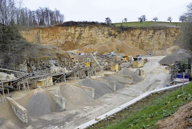 Tiefer und weiter: Die Firma Schleith ...bbau im Steinbruch Kalkofen erweitern.  | Foto: Gerigk/Gollin