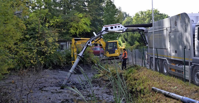 Um den Schlamm im Krottenbachweiher zu...zt die Stadt nun einen Saugbagger ein.  | Foto: Bischoff