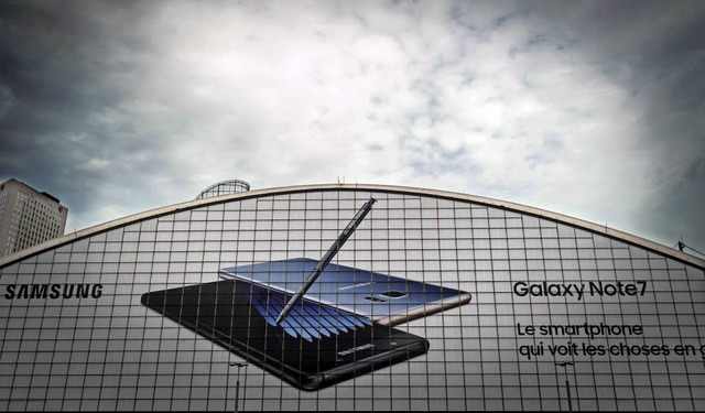 Ein Bild aus besseren Zeiten: Werbung ...laxy Note 7 an einem Brohaus in Paris  | Foto: AFP, dpa