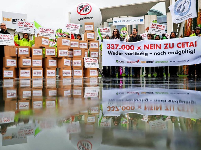 Vor dem Bundeskanzleramt stapeln Gegner des Ceta-Abkommens  Unterschriften.  | Foto: dpa