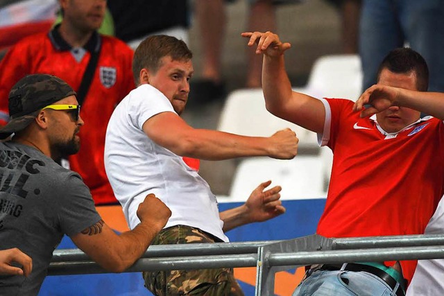 Russische Hooligans attackieren einen ...n bei der Fuball-Europameisterschaft.  | Foto: dpa