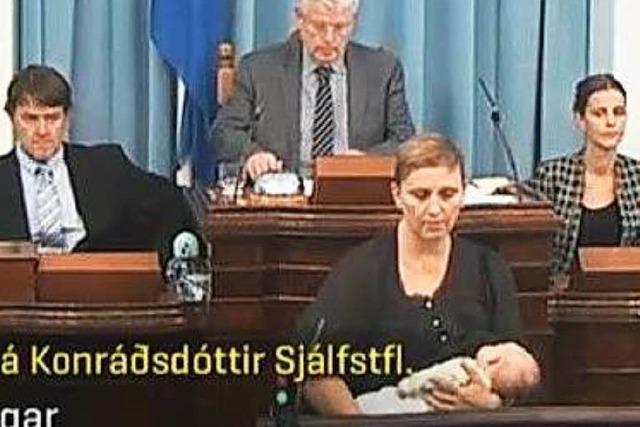 Video: Isländische Abgeordnete stillt Baby während Rede