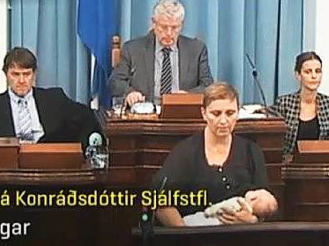 Mit ihrem Baby an der Brust hat sich d...nt in Reykjavik an das Plenum gewandt.  | Foto: Screenshot