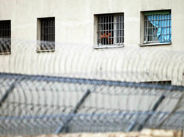 Al-Bakr erhngte sich mit seinem Hemd an einem Gitter.  | Foto: dpa