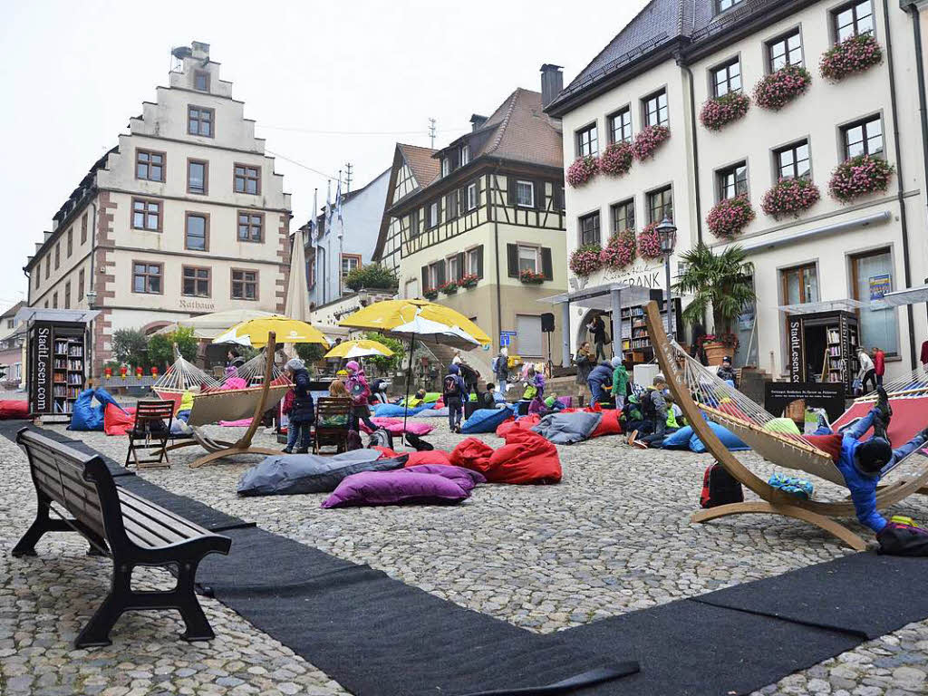 Eindrcke vom Stadtlesen auf dem Endinger Marktplatz.