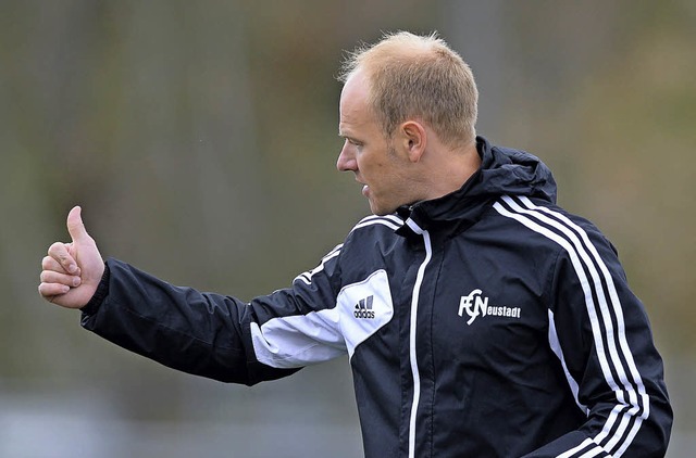 Liebend gerne hoch: Trainer Oliver Mah... FC Neustadt II zurck auf den Gipfel.  | Foto: seeger