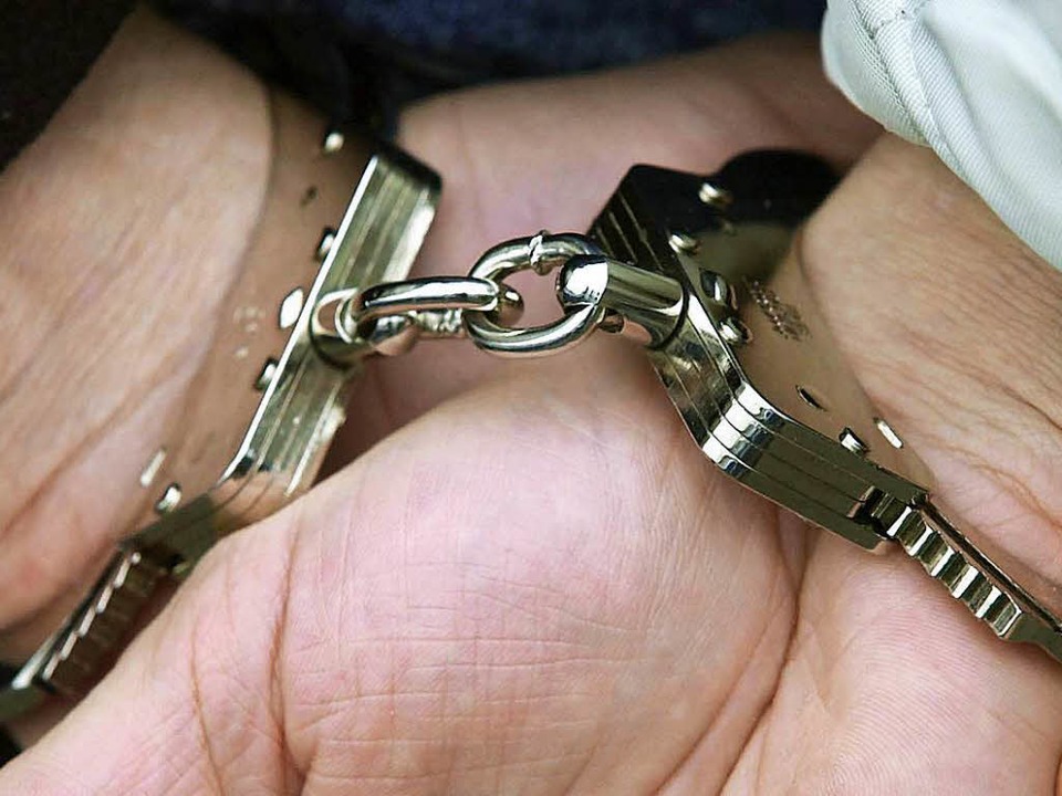 Ein zweiter von drei tatverdchtigen 1...n wurde nun festgenommen (Symbolbild).  | Foto: dpa