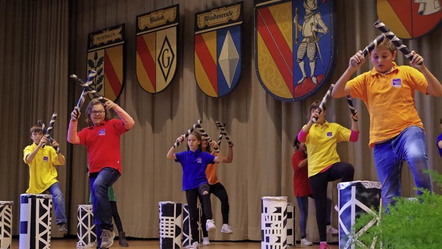 Die Happy Dance Group zeigte beim Seniorennachmittag eine rasante Choreografie.  | Foto: Katharina Bchle