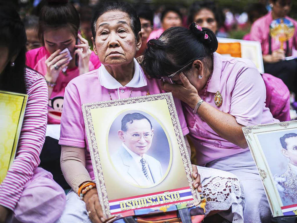 Vor dem Krankenhaus und auf den Straen Bangkoks zeigen die Menschen beispiellose Trauer fr ihren verstorbenen Knig. Bhumibol Adulyadej war die Seele der Nation und wurde als Gottvater verehrt.