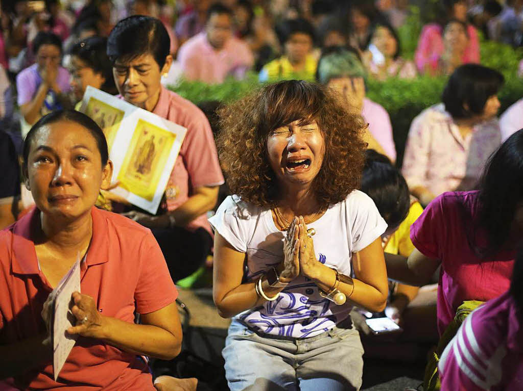 Vor dem Krankenhaus und auf den Straen Bangkoks zeigen die Menschen beispiellose Trauer fr ihren verstorbenen Knig. Bhumibol Adulyadej war die Seele der Nation und wurde als Gottvater verehrt.