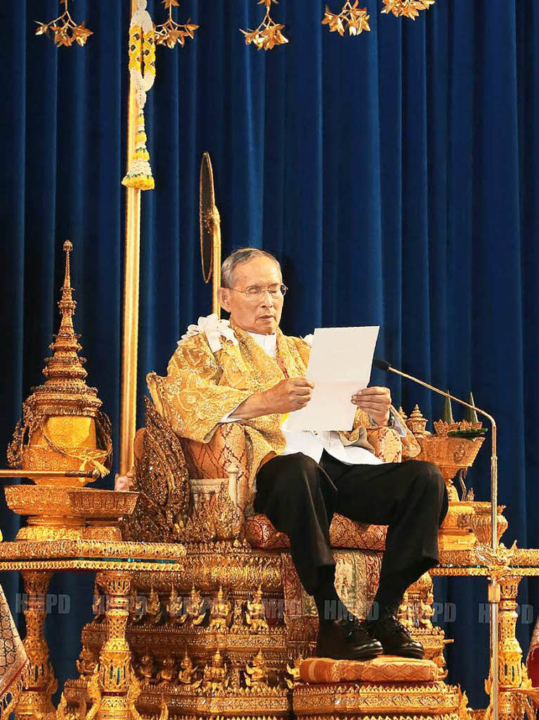 Thailands Knig Bhumibol Adulyadej 2013 bei einer Ansprache zu seinem 86. Geburtstag. Der Monarch war bereits seit Jahren schwerkrank.