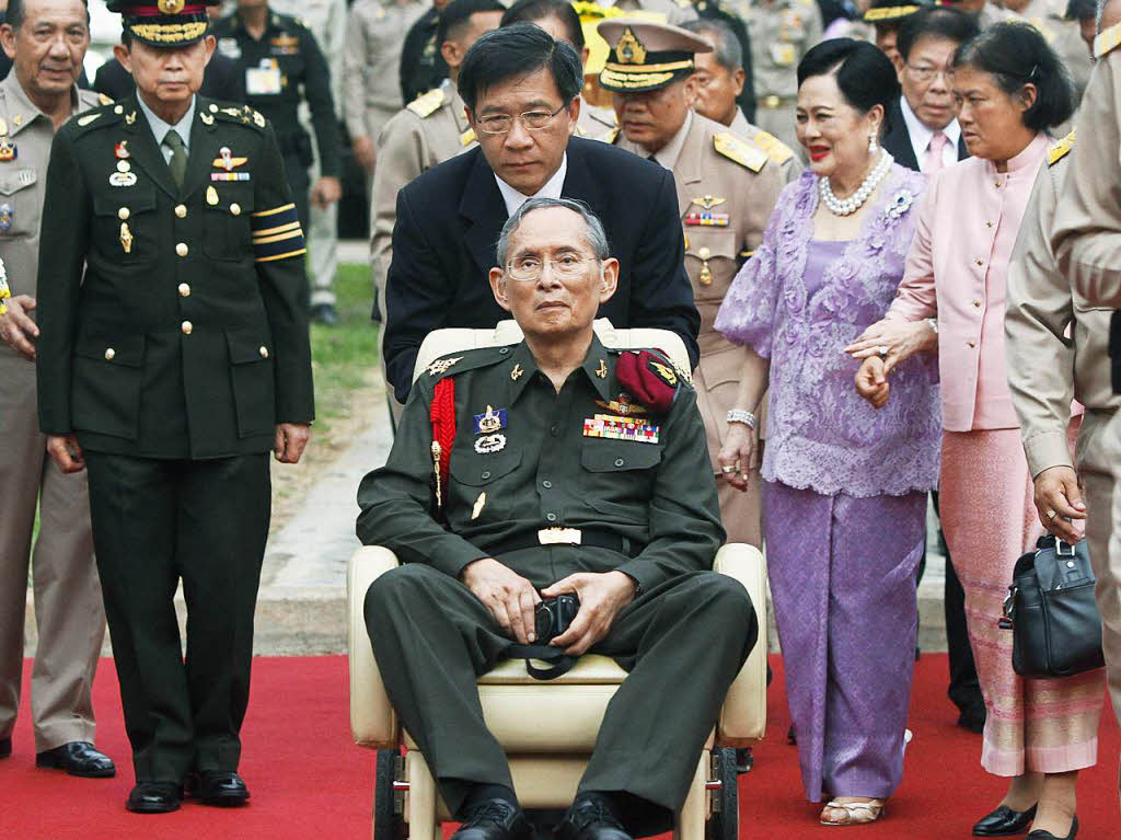 Mit Brille und Uniform: Knig Bhumibol galt angesichts der seit Jahren andauernden politischen Krisen als Integrationsfigur und Garant fr die Einheit Thailands.