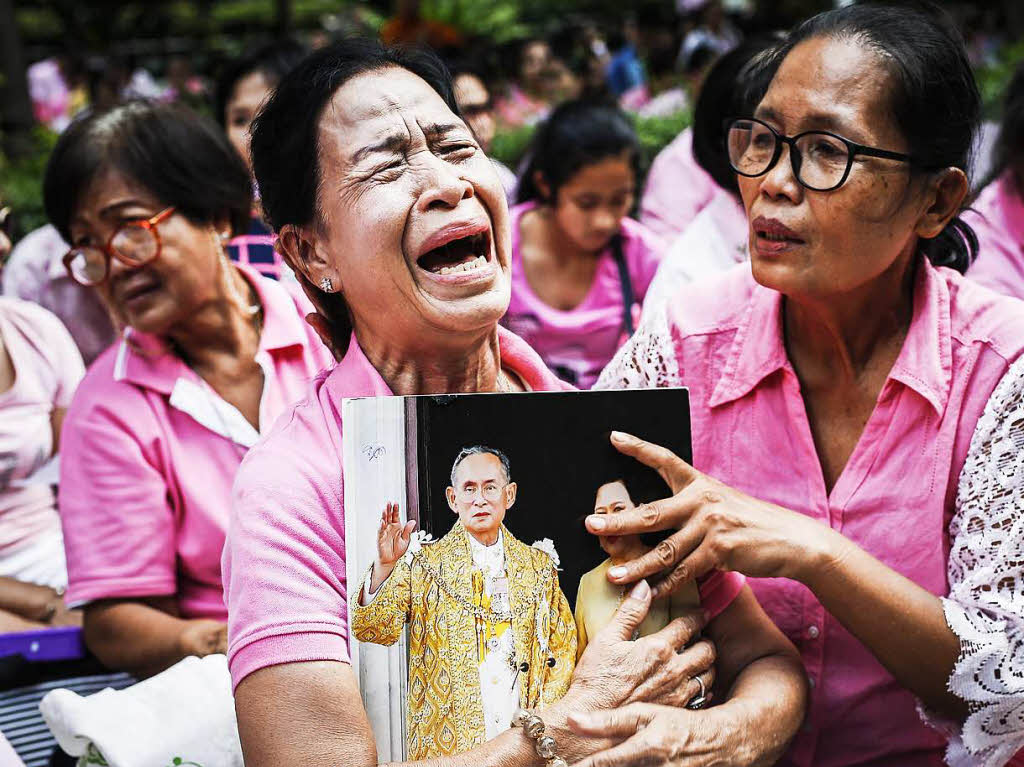 Vor dem Krankenhaus und auf den Straen Bangkoks zeigen die Menschen beispiellose Trauer fr ihren verstorbenen Knig. Bhumibol Adulyadej war die Seele der Nation und wurde als Gottvater verehrt.