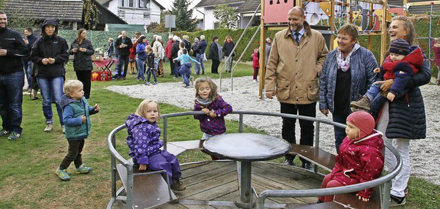 Kinder testen die neuen Spielgerte, B...eite von rechts) freuen sich darber.   | Foto: Heidi Fssel