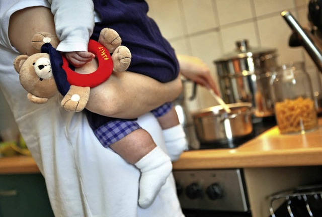 Wenn Mama krank ist, dann kommt die Dorfhelferin.   | Foto: dpa